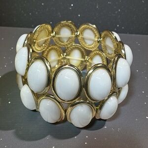 Elegant Gold and White Stretch Bracelet